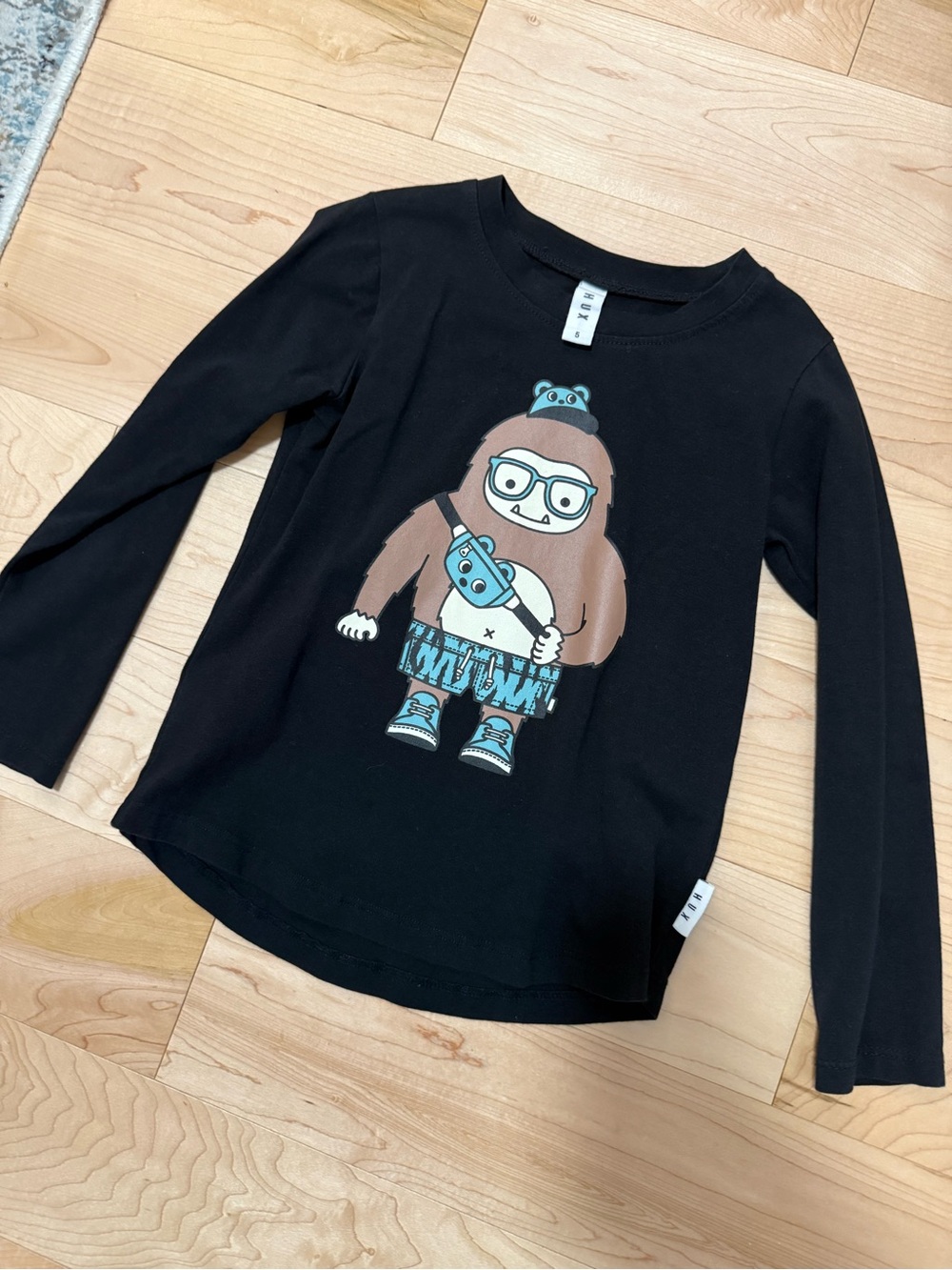 HUX kids Black Kids Long-Sleeve Graphic Tee with Blue Accent
